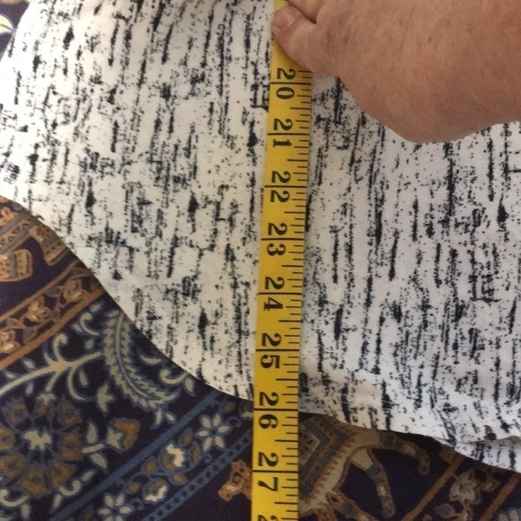 LIZ Claiborne Women’s Pullover Long sleeve Tee White with Navy Blue Soft… - Picture 8 of 9